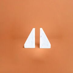 Tria Kitap Tutacağı