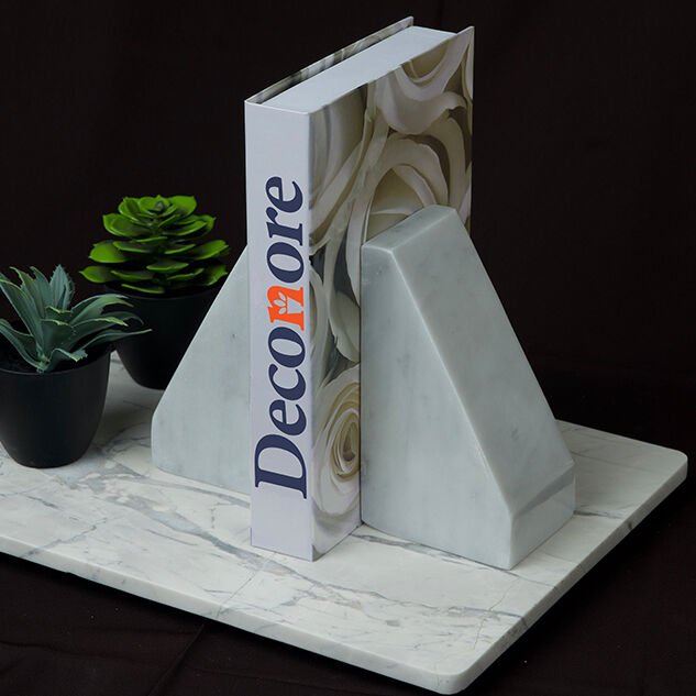 Tria Kitap Tutacağı