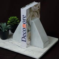 Tria Kitap Tutacağı