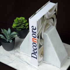 Tria Kitap Tutacağı